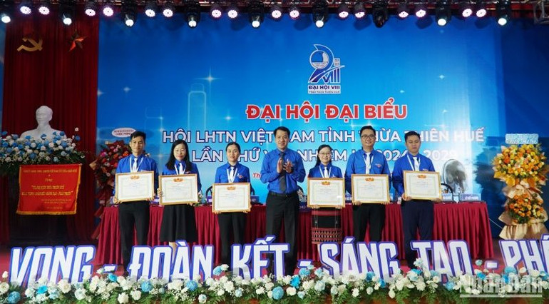 Tặng Bằng khen của Trung ương Hội Liên hiệp Thanh niên Việt Nam cho các tập thể xuất sắc.