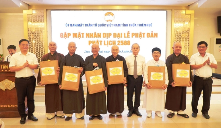 Lãnh đạo tỉnh Thừa Thiên Huế tặng quà đến các vị chức sắc nhân dịp Đại lễ Phật đản - Phật lịch 2568. (Ảnh: MT)
