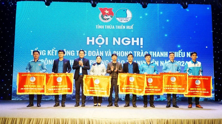 Tặng Cờ thi đua cho các tập thể xuất sắc về công tác Đoàn, phong trào thanh thiếu nhi. Tặng Cờ thi đua cho các tập thể xuất sắc về công tác Đoàn, phong trào thanh thiếu nhi.