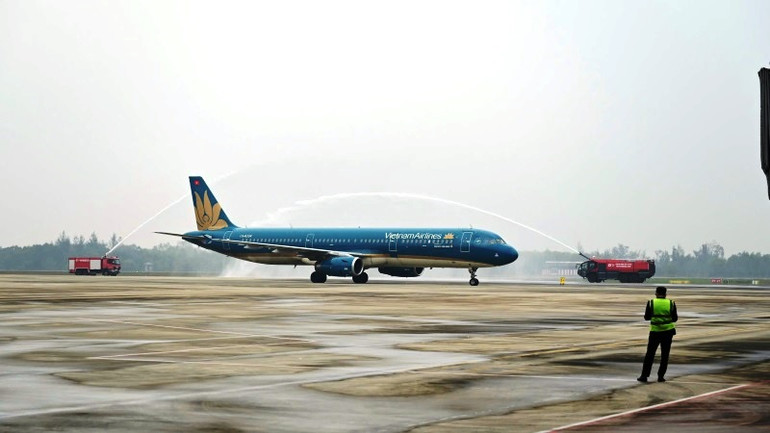 Hơn 200 hành khách đầu tiên đến Huế trên chuyến bay VN6317 từ Hà Nội đến Huế đặt chân xuống Cảng Hàng không quốc tế Phú Bài.