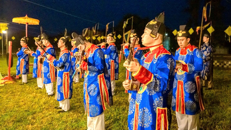 Diễn viên Đoàn Nghệ thuật cung đình Huế tham gia các nghi lễ tại Đàn Xã Tắc.