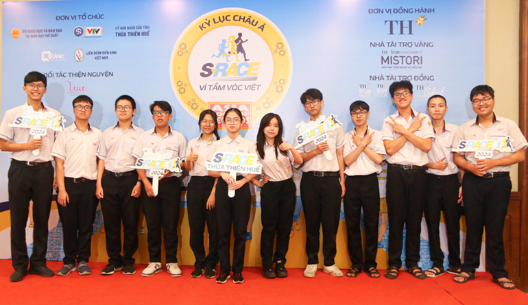 Giải chạy S-Race 2024 tại Thừa Thiên Huế dự kiến thu hút gần 15.000 người tham gia. (Trong ảnh: Các bạn học sinh tại lễ công bố S-Race 2024)