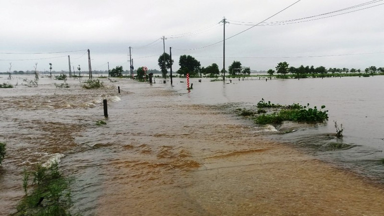 Nước sông Hương và sông Bồ đang lên, xấp xỉ báo động 2, gây ngập lụt tại các tuyến đường ở vùng hạ du.