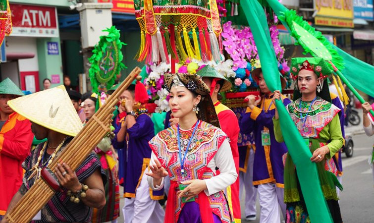 Hoạt động cung nghinh Thánh Mẫu bằng đường bộ đã được tái hiện, một carnival dân gian độc đáo, có quy mô lớn và đầy màu sắc của trang phục cổ xưa, mang yếu tố văn hóa tâm linh thờ phụng Thánh Mẫu Thiên Y A Na.