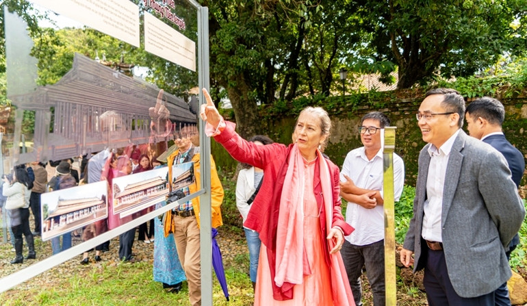 Du khách khám phá điện Phụng Tiên qua hệ thống phục dựng ảo.