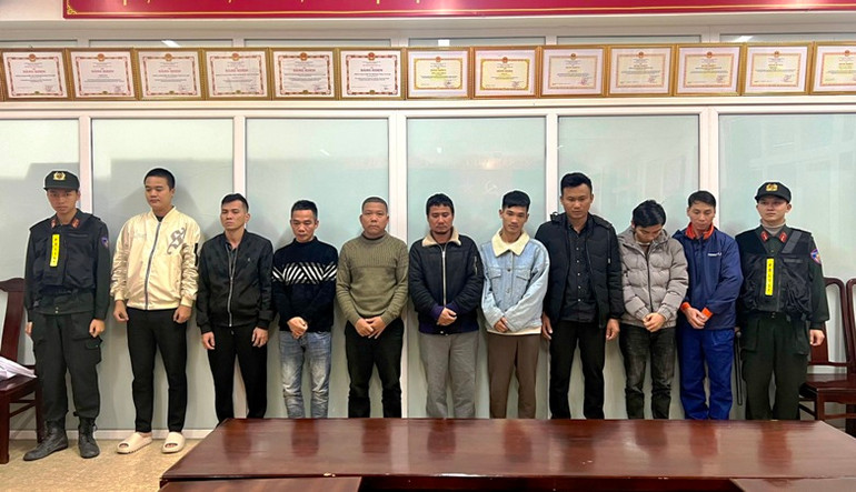 Nhóm 9 đối tượng trong đường dây cá độ bóng đá mỗi tháng hơn 3,5 triệu USD bị Công an tỉnh Thừa Thiên Huế bắt giữ.