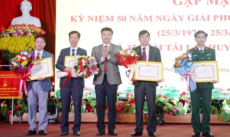 Lãnh đạo Thành ủy Huế trao tặng Bằng khen cho những Đảng bộ trực thuộc Huyện ủy Phú Vang có thành tích xuất sắc. (Ảnh: Đức Hiền) Lãnh đạo Thành ủy Huế trao tặng Bằng khen cho những Đảng bộ trực thuộc Huyện ủy Phú Vang có thành tích xuất sắc. (Ảnh: Đức Hiền)