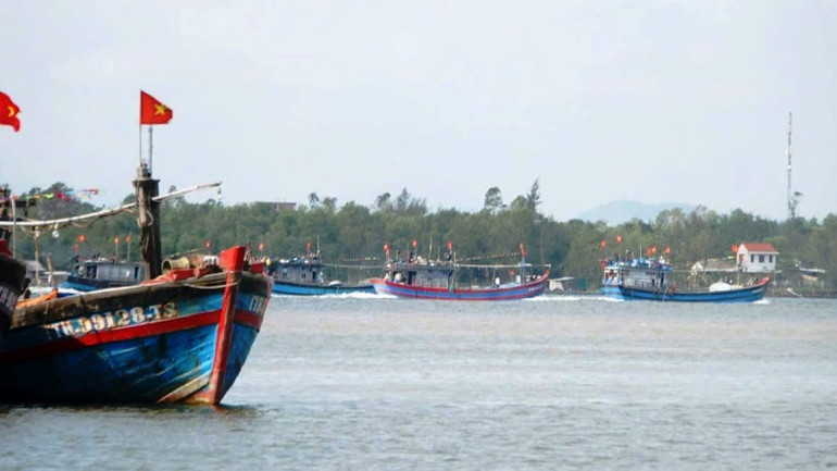 Sau tiếng trống xuất quân, đoàn tàu đánh bắt xa bờ tại xã Vinh Thanh xuất phát ra khơi đánh bắt thủy hải sản.