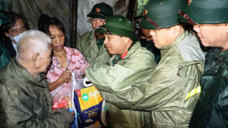 Lãnh đạo Quân khu 4 tặng quà các gia đình chính sách, gia đình có hoàn cảnh khó khăn. Lãnh đạo Quân khu 4 tặng quà các gia đình chính sách, gia đình có hoàn cảnh khó khăn.