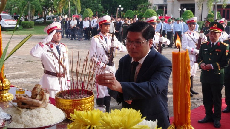Đồng chí Nguyễn Chí Tài, Phó Chủ tịch Ủy ban nhân dân thành phố, Trưởng ban Chỉ đạo 515 và lãnh đạo thành phố Huế dâng hương các liệt sĩ.