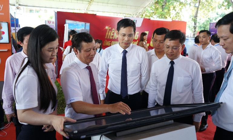 Đồng chí Bí thư Tỉnh ủy Lê Trường Lưu (từ hai từ trái sang) kiểm tra các gian hàng phát triển công nghệ trong Tuần lễ chuyển đổi số của tỉnh Thừa Thiên Huế.