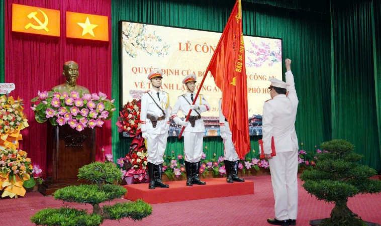 Đại tá Nguyễn Thanh Tuấn, Giám đốc Công an thành phố Huế thực hiện nghi lễ tuyên thệ.