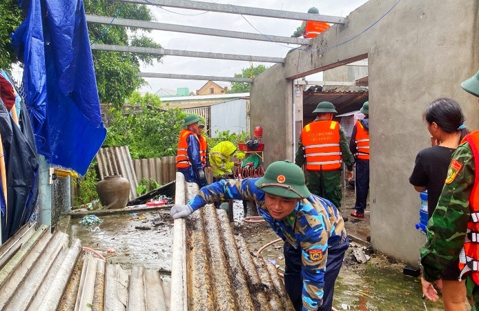 Cơn lốc xảy ra trong một thời gian ngắn nhưng khiến hàng chục ngôi nhà dân tại phường Thuận An hư hỏng.