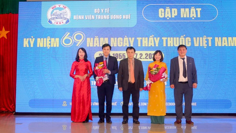 Bệnh viện Trung ương Huế cũng đã tặng thưởng cho các cá nhân xuất sắc vừa bảo vệ thành công luận án tiến sĩ ngành y.