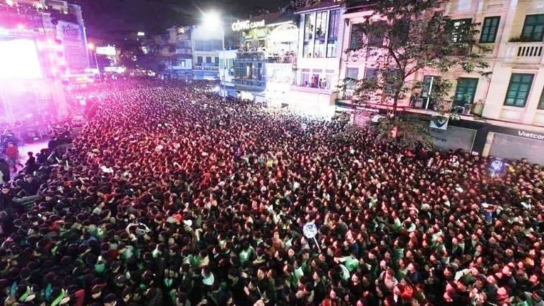 Tại ngã 6 đường Hùng Vương - trung tâm TP Huế đông nghẹt người.