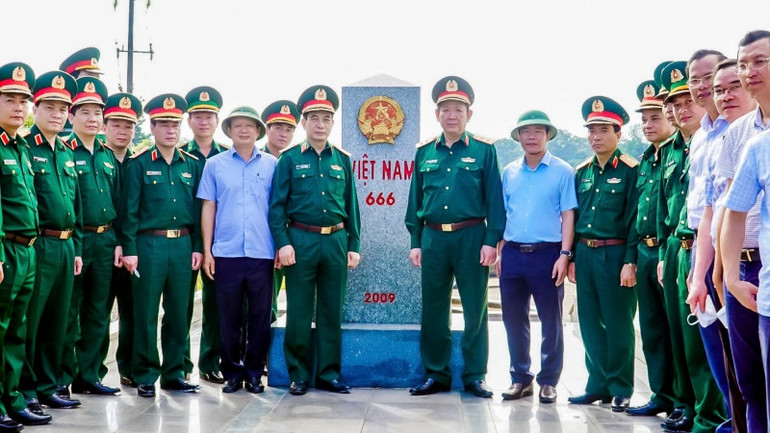 Đại tướng Phan Văn Giang, Ủy viên Bộ Chính trị, Phó bí thư Quân ủy Trung ương, Bộ trưởng Bộ Quốc phòng kiểm tra tại khu vực biên giới huyện A Lưới, tỉnh Thừa Thiên Huế. (ảnh: Võ Tiến)