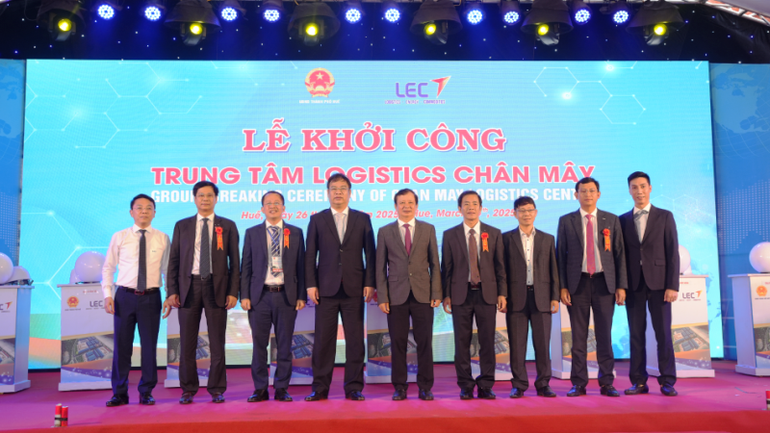 Các đại biểu chụp ảnh lưu niệm.