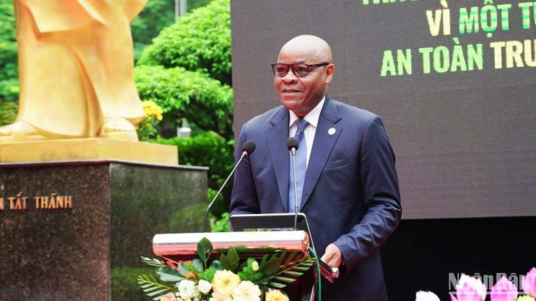 Trưởng đại diện Tổ chức Lương thực và nông nghiệp của Liên hợp quốc (FAO) tại Việt Nam, ông Rémi Nono Womdim phát biểu.