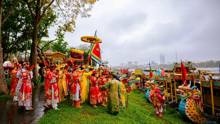 Đoàn rước Thánh Mẫu xuống thuyền rồng để di chuyển bằng đường sông trên sông Hương.
