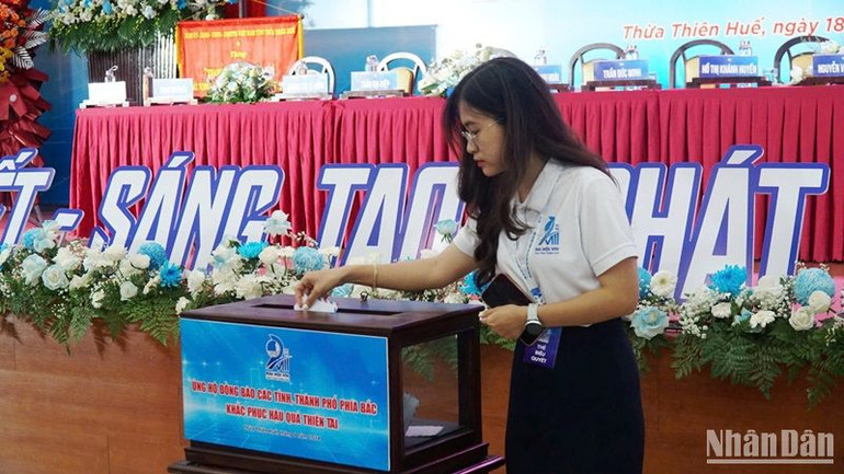 Đại hội Hội Liên hiệp Thanh niên Việt Nam tỉnh Thừa Thiên Huế không nhận hoa, hướng về đồng bào bị thiệt hại do thiên tai tại các tỉnh miền bắc.