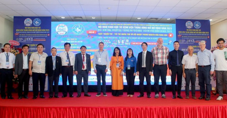 Lãnh đạo Trung ương Hội Thầy thuốc trẻ Việt Nam, Bệnh viện Trung ương Huế cùng các đại biểu, chuyên gia nước ngoài chụp ảnh lưu niệm. (Ảnh: THƯỢNG HIỂN)