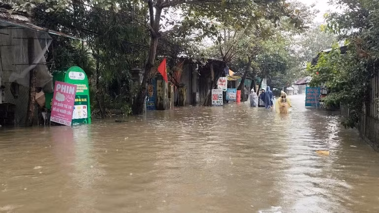 Nhiều tuyến đường chính ở thành phố Huế bị ngập sâu.