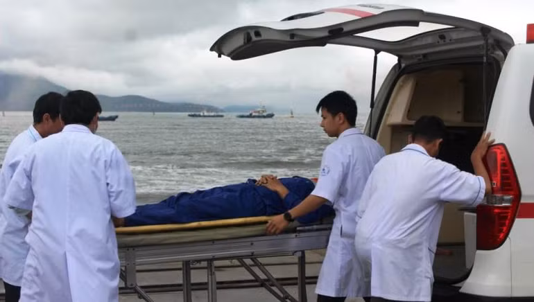 Nạn nhân được đưa lên xe cứu thương sau khi được sơ cứu tại hiện trường.