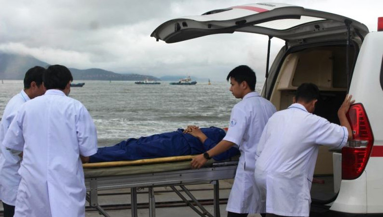 Nạn nhân được đưa lên xe cứu thương sau khi được sơ cứu tại hiện trường.