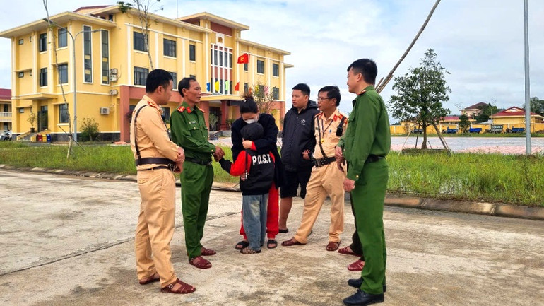 Công huyện Quảng Điền động viên gia đình anh Thảo sau khi cứu hộ, cấp cứu an toàn trong đêm và hiện đã xuất viện về nhà. (Ảnh: CA)