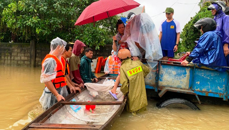 Trong ngày 15/11, công an các đơn vị, địa phương trên địa bàn cũng đã kịp thời đưa nhiều sản phụ, người già, trẻ em, người mắc bệnh hiểm nghèo… lên bệnh viện để cứu chữa kịp thời.