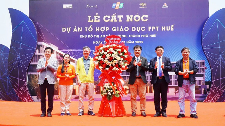 Phó Chủ tịch Thường trực Ủy ban nhân dân thành phố Nguyễn Thanh Bình tặng hoa chúc mừng.
