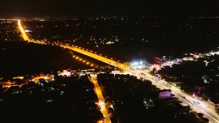 Trung tâm thị xã Phong Điền nhìn từ trên cao vào ban đêm.