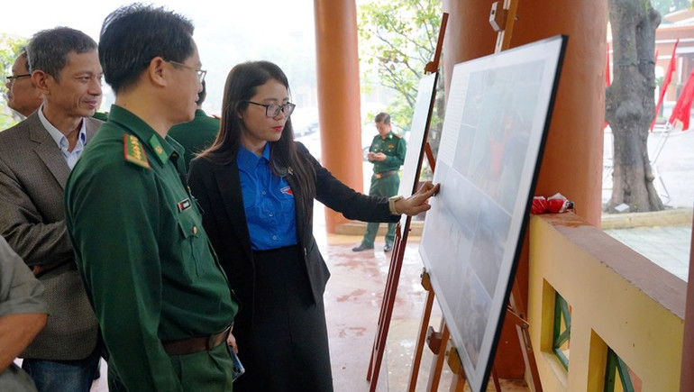 Lãnh đạo các ban, ngành và Bộ đội Biên phòng tham quan gian trưng bày triển lãm các tác phẩm xuất sắc tham 2 cuộc thi.