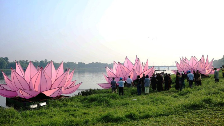 Bảy đóa sen lớn do 168 cánh sen kết thành, được chư tăng ni trẻ tại Huế phát tâm thực hiện cúng dường mừng Đại lễ Phật đản Phật lịch 2568.