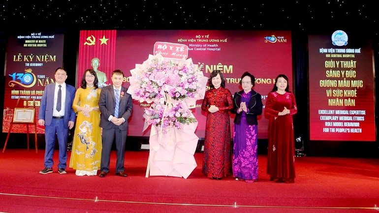 Bộ trưởng Y tế Đào Hồng Lan và nguyên Bộ trưởng Trần Thị Trung Chiến, Nguyễn Thị Kim Tiến tặng hoa chúc mừng Bệnh viện Trung ương Huế.