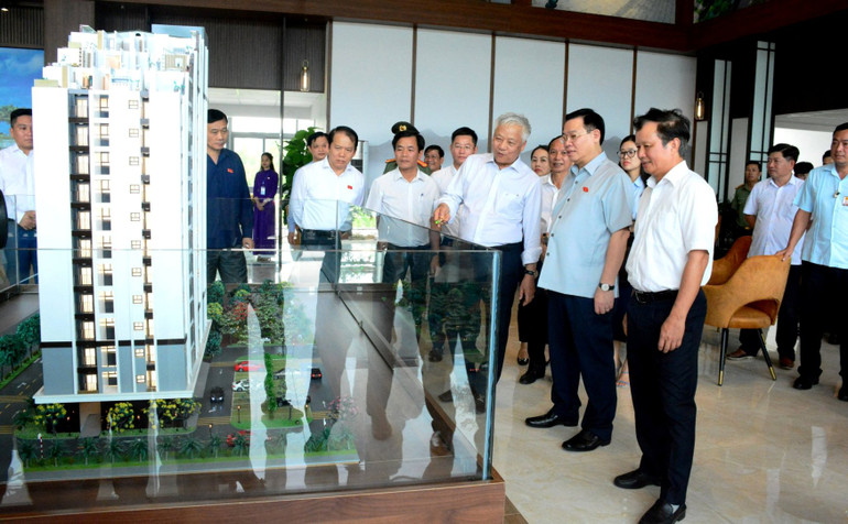 Đồng chí Bí thư Tỉnh ủy Lê Trường Lưu (hàng trước, ngoài cùng bên phải) cùng các đồng chí lãnh đạo Trung ương thăm khu đô thị mới và kiểm tra mô hình đầu tư nhà ở xã hội tại Thừa Thiên Huế.