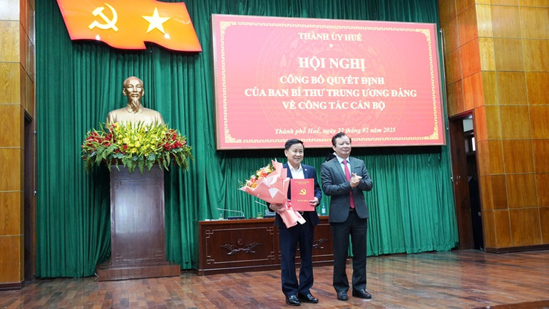 Trao quyết định chỉ định ông Hồ Thanh Hải, Viện trưởng Viện kiểm sát Nhân dân thành phố tham gia Ban Chấp hành Đảng bộ thành phố Huế.