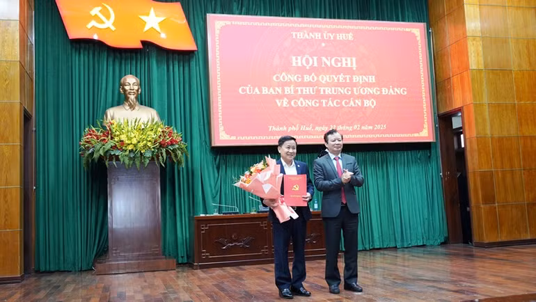 Trao quyết định chỉ định ông Hồ Thanh Hải, Viện trưởng Viện kiểm sát Nhân dân thành phố tham gia Ban Chấp hành Đảng bộ thành phố Huế.
