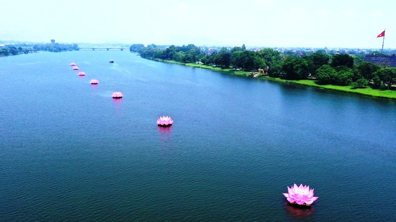 Bảy đóa sen “nở” trên sông Hương với ý nghĩa cung nghinh bảy bước chân thị hiện đản sanh của Đức Phật.