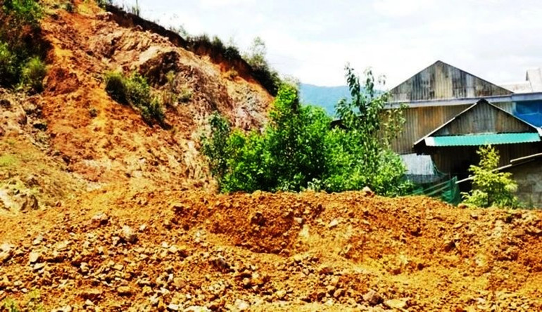 Tại huyện miền núi A Lưới thường xuyên xảy ra sạt lở đất đá đồi núi, các địa bàn dân cư.