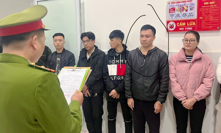 Công an đấu tranh, bắt giữ đối tượng Huỳnh Văn Trường Phát. (Ảnh: Công an)