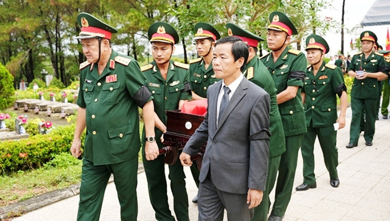 Tiễn đưa đồng chí, đồng đội về nơi an nghỉ tại Nghĩa trang liệt sĩ thành phố Huế.