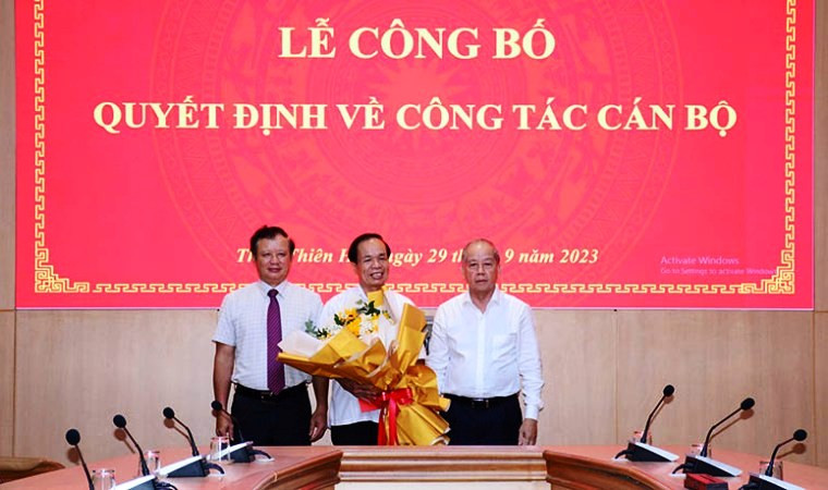Bí thư Tỉnh ủy Lê Trường Lưu và Phó Bí thư Thường trực Tỉnh ủy Phan Ngọc Thọ trao Quyết định và tặng hoa ghi nhận những đóng góp của ông Hồ Văn Hải.