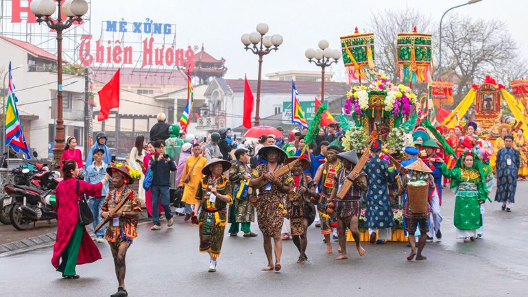 Hoạt động cung nghinh Thánh Mẫu bằng đường bộ đã được tái hiện một độc đáo, có quy mô lớn và đầy màu sắc của trang phục cổ xưa, mang yếu tố văn hóa tâm linh thờ phụng Thánh Mẫu Thiên Y A Na tại Cố đô.