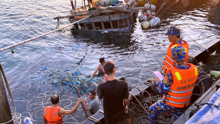 Ứng cứu 11 ngư dân trên tàu cá TTH 92189 TS bị chìm (ảnh: BĐBP) Ứng cứu 11 ngư dân trên tàu cá TTH 92189 TS bị chìm (ảnh: BĐBP)