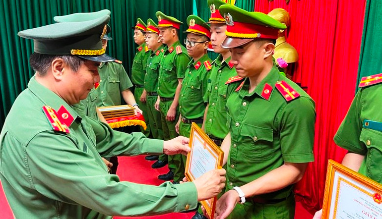 Đại tá Hoàng Văn Thành, Phó Giám đốc Công an tỉnh Thừa Thiên Huế trao giấy khen cho các cán bộ công an hoàn thành xuất sắc nhiệm vụ tại xã biên giới.