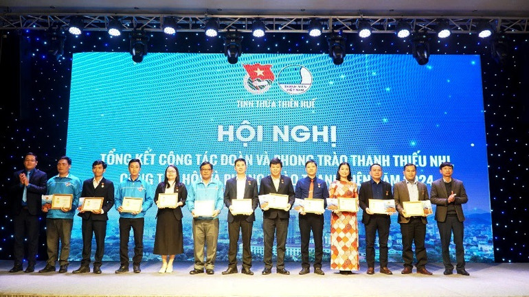 Tặng Kỷ niệm chương "Vì thế hệ trẻ" Trung ương Đoàn cho lãnh đạo, cán bộ Đoàn, Hội, Đội trên địa bàn. Tặng Kỷ niệm chương "Vì thế hệ trẻ" Trung ương Đoàn cho lãnh đạo, cán bộ Đoàn, Hội, Đội trên địa bàn.