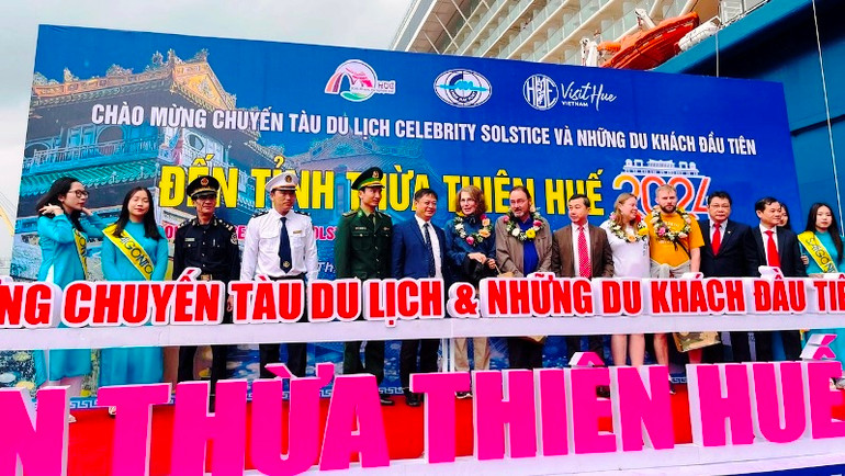 Tiếp đón, tặng quà cho những du khách đầu tiên đến với Huế bằng đường hàng hải trong những ngày đầu năm 2024.
