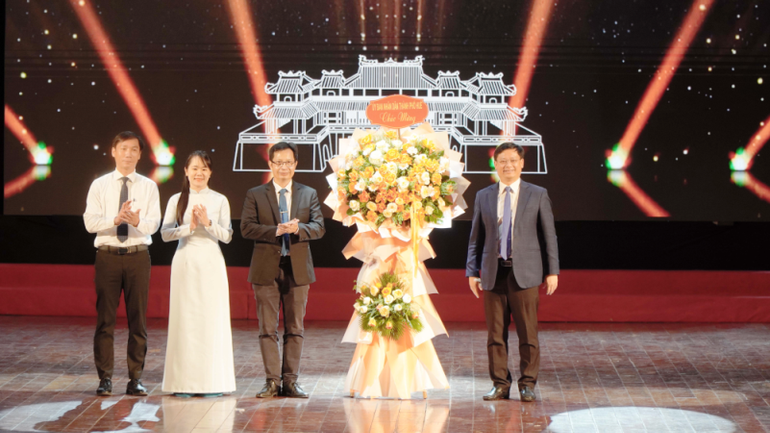 Lãnh đạo Ủy ban nhân dân thành phố Huế tặng hoa chúc mừng tại lễ tổng kết và trao giải cuộc thi. Lãnh đạo Ủy ban nhân dân thành phố Huế tặng hoa chúc mừng tại lễ tổng kết và trao giải cuộc thi.