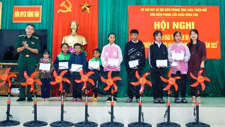 58 em học sinh có hoàn cảnh đặc biệt khó khăn tại 3 xã được trao quà, đồ dùng học tập và vật dụng gia đình. (Ảnh: Võ Tiến).